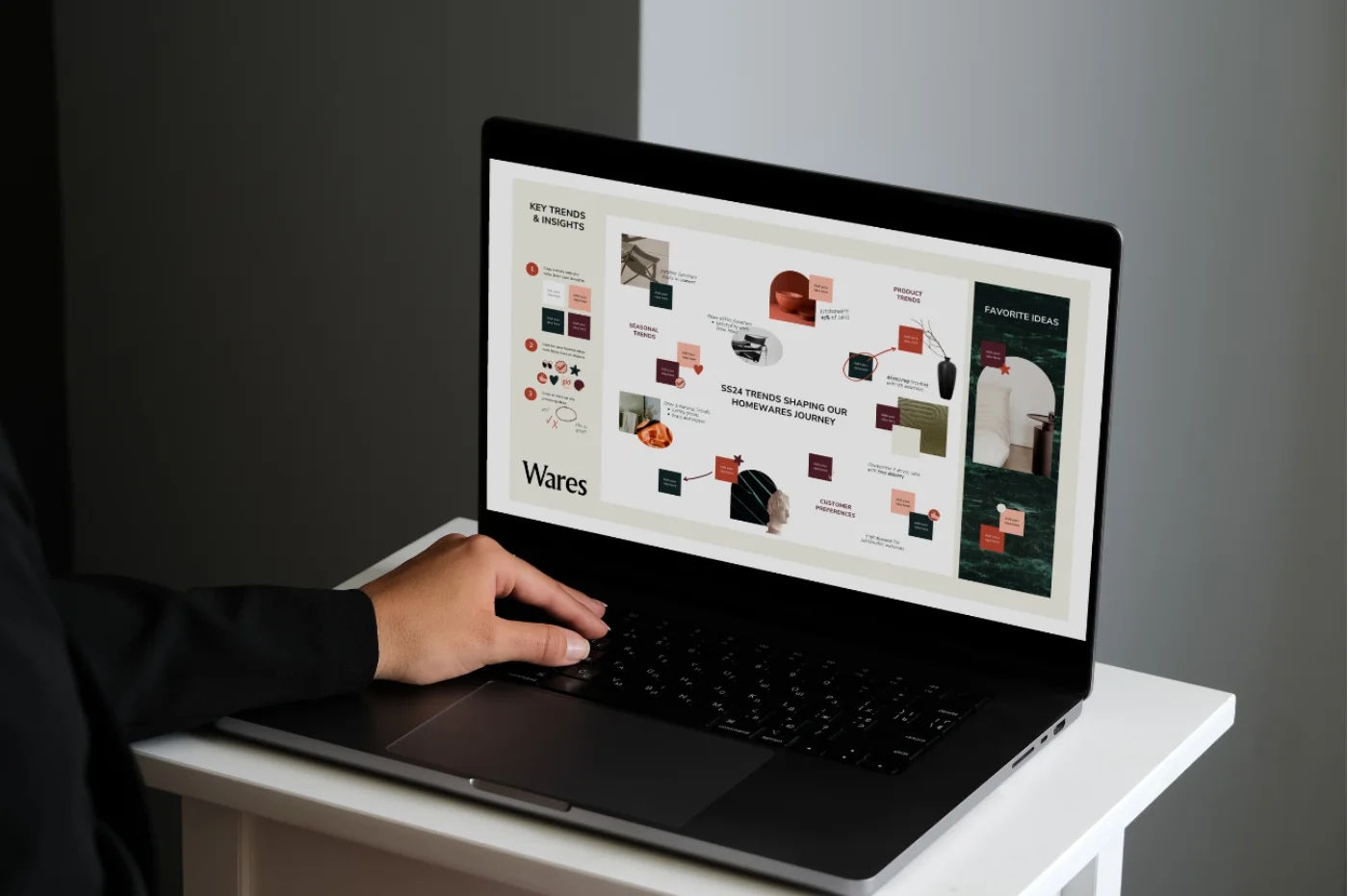 Laptop yang menampilkan proses pekerjaan branding